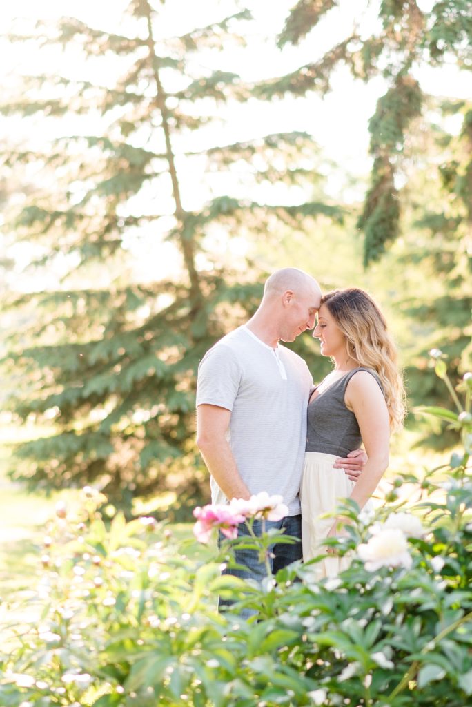 Dreamy sunny summer engagement session at Vickers Park