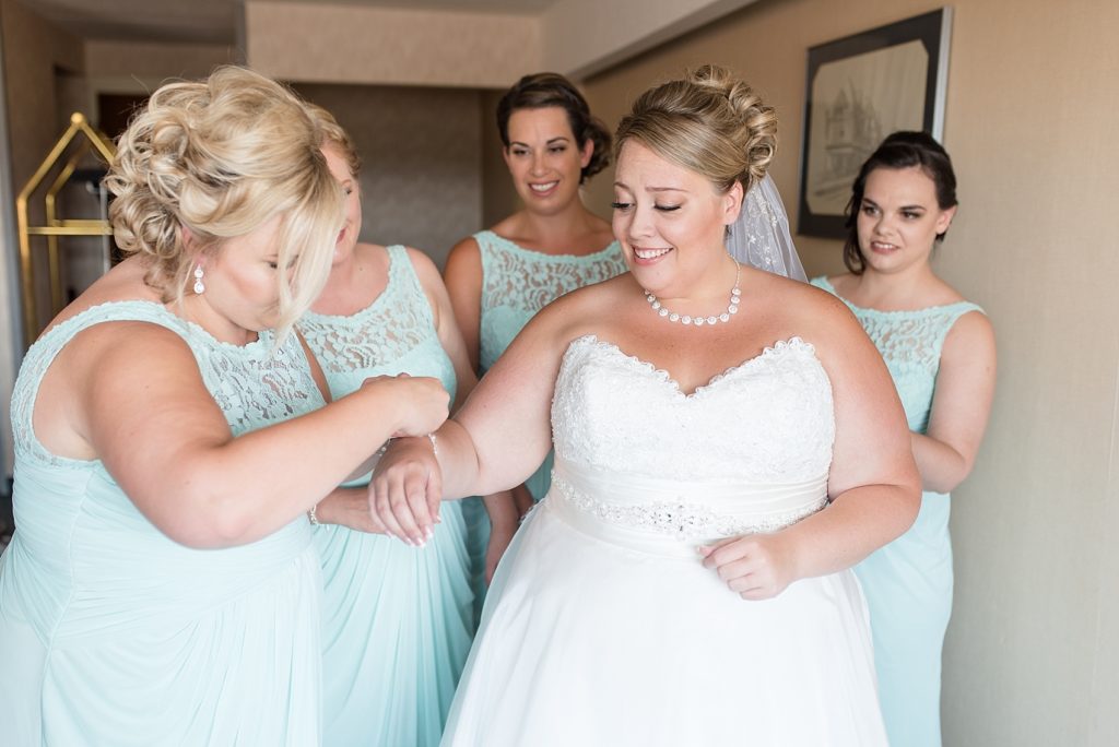 Mint and coral wedding at the Valhalla Inn in Thunder Bay