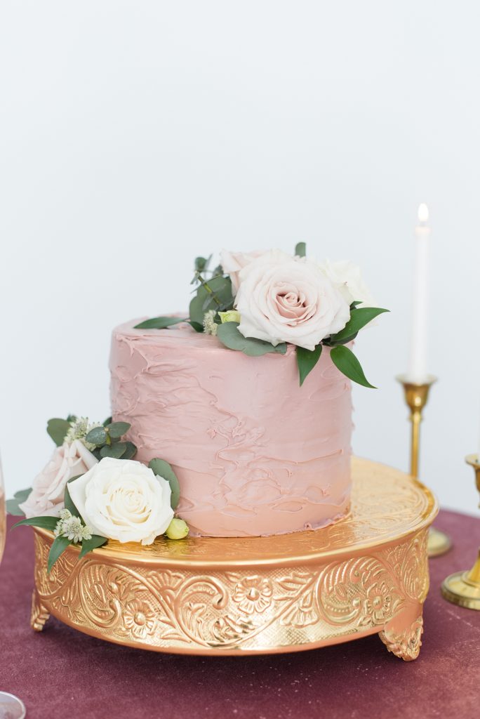 Mauve butter cream single tier cake with pink and white roses
